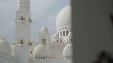 Sheikh Zayed Grand Mosque against cloudy sky