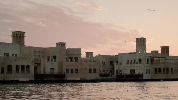 Θέα Στην Προκυμαία Στο Dubai Creek Ηλιοβασίλεμα — Αρχείο Βίντεο