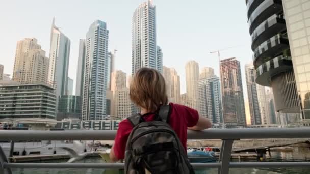 Vrolijke Schattige Jongen Lachen Voeden Meeuwen Prettige Vakantie Dubai — Stockvideo