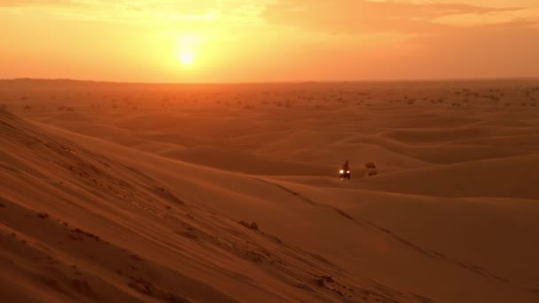 4X4 Οχήματα Στους Αμμόλοφους Της Ερήμου Στον Ήλιο Βράδυ — Αρχείο Βίντεο