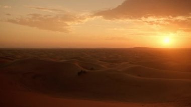 Gün batımında Arap Kızıl Çölü