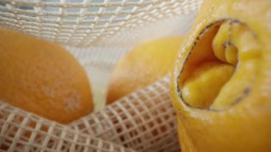 Portakallar tekrar kullanılabilir eko torbaya, ön görüş, yakın çekim, aşırı yakın çekim.