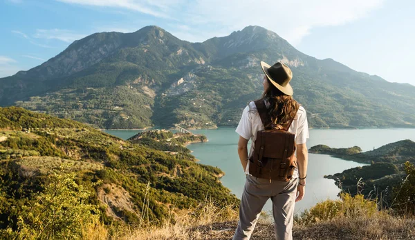 Man Traveler Απολαμβάνοντας Όμορφη Θέα Των Βουνών Και Της Λίμνης — Φωτογραφία Αρχείου