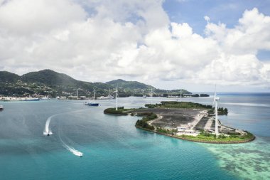 Seyşeller 'deki Romainville Adası' nda yukarıdan güneş çiftliğine manzara