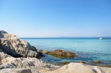 Sithonia yarımadasındaki inanılmaz Kavourotrypes Sahili, Halkidiki, Yunanistan