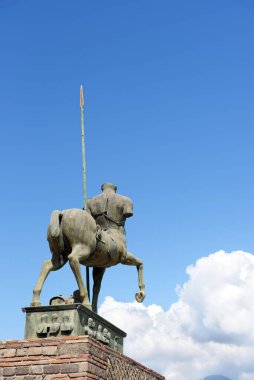 Pompeiis caddesinde mızrak süsleyen antik bronz bir Centaur heykeli. Yayın 7 Eylül 2019 'da Pompeii, İtalya' da çekildi.