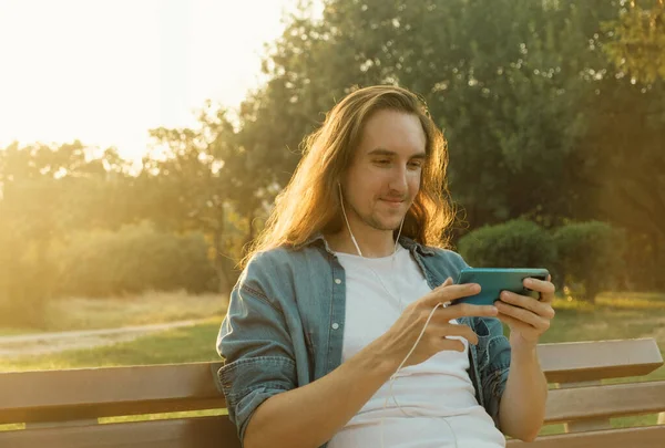 Hombre Joven Viendo Vídeo Teléfono Móvil Mientras Está Sentado Parque — Foto de Stock