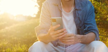 Adam cep telefonunu açık havada kullanıyor, kapat.