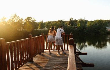 İnsanlar Gölü ve Sonbahar Ormanı 'nın güzel sonbahar manzarasının tadını çıkarıyor. Yunanistan 'ın renkli sonbahar manzarası. Makale 10 Eylül 2023 'te çekildi