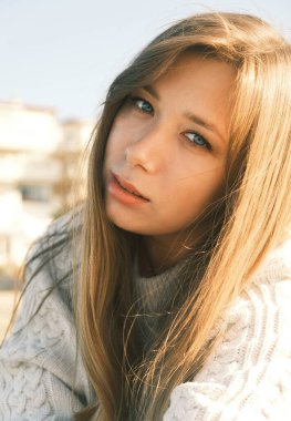 Düşünceli bir ifadeyle gün ışığında genç bir kadının portresi.