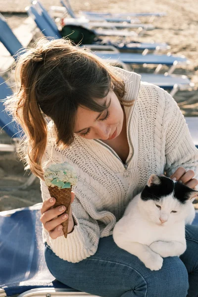 Glückliche Junge Frau Isst Eis Und Kuschelt Eine Katze Strand Stockbild