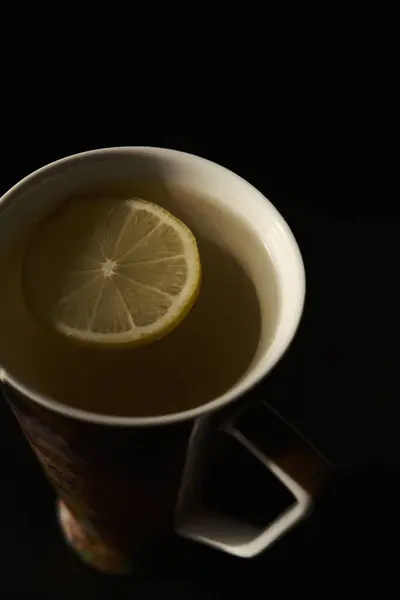 Heißer Tee Mit Zitrone Einer Eleganten Tasse Auf Dunklem Hintergrund Stockbild