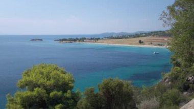 Sakin mavi denizi, berrak mavi gökyüzü ve ağaçları olan Akdeniz manzarası. Yukarıdan görüntüle
