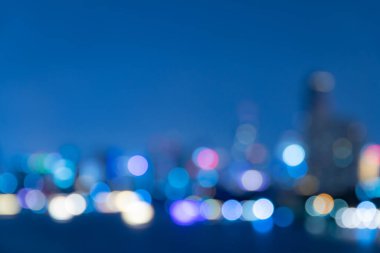 Şehir arkaplanındaki soyut bokeh gecesi, alacakaranlık zamanındaki şehir manzarası bulanık fotoğraf
