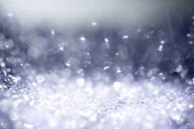 Beyaz, gümüş renkli eski ışıklar festivaller ve kutlamalar için arka planda odaklanmış