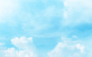 Yaz mavisi gökyüzü bulutu gradyan açık beyaz zemin. Güneş ışığının geçmesiyle, güneşli, berrak bulutlu güzellik sakin kış havası arka planı.