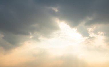 Bulutlu gökyüzü, yağmur ve günbatımı