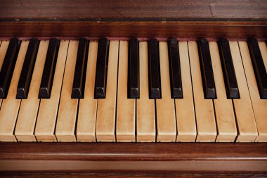 Eski piyano klavyesi, eski piyano