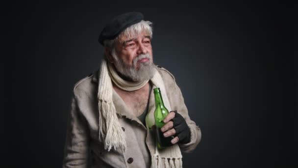 Portret Starszego Mężczyzny Pijącego Piwo Dworze Widok Biednego Białego Człowieka — Wideo stockowe