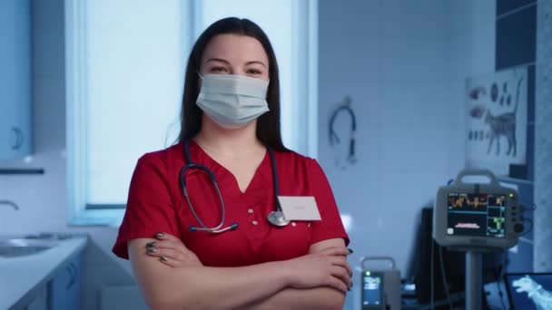 Närbild Kvinnlig Ung Veterinär Medicinsk Mask Som Korsar Händerna Bröstet — Stockvideo