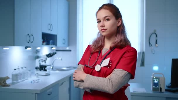 Närbild Allvarliga Unga Kvinnliga Läkare Tittar Rakt Kameran Hennes Armar — Stockvideo