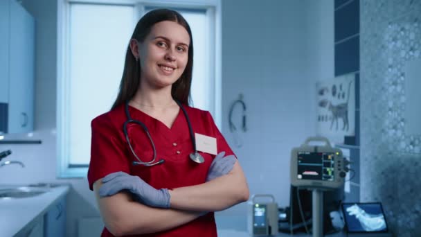 Modern Bir Hayvan Hastanesinde Gülümseyen Genç Bayan Veterinere Yakın Çekim — Stok video