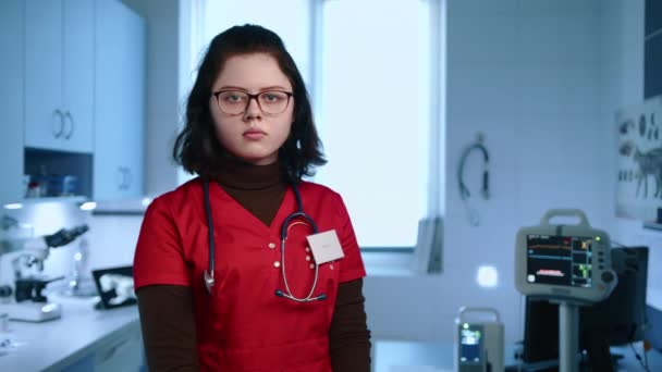 Närbild Ung Allvarligt Ser Veterinär Ett Modernt Djursjukhus Med Date — Stockvideo