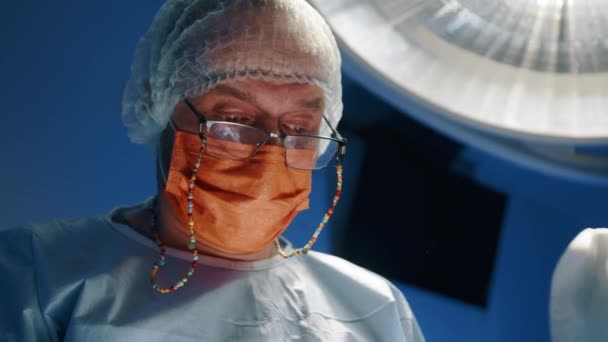 Närbild Veterinär Glasögon Undersöka Patienten Att Veta Vad Man Ska — Stockvideo