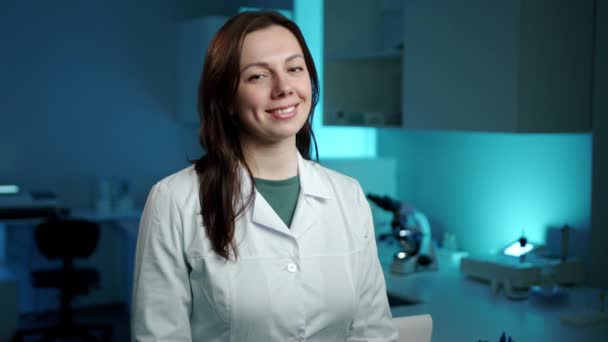 Eine Ärztin Blickt Mit Einem Breiten Lächeln Die Kamera Sie — Stockvideo