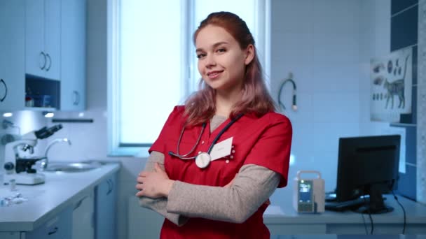 Närbild Kvinnliga Vackra Leende Veterinär Date Veterinärklinik Veterinären Korsade Armarna — Stockvideo