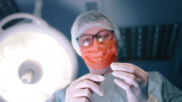 Close Veterinário Preparando Bisturi Para Operação Cirúrgica Eles Precisam Ser — Vídeo de Stock