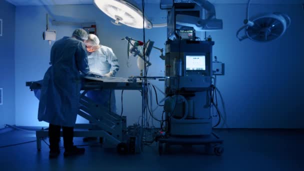 Weterynarz Pielęgniarka Wykonujący Operację Zwierzęciu Stole Operacyjnym Starają Się Poprawić — Wideo stockowe