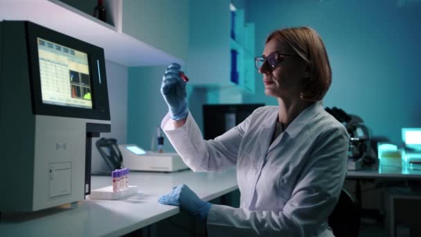 Veterinární Lékař Brýlích Bílém Laboratorním Plášti Který Očekává Textovou Tubu — Stock video