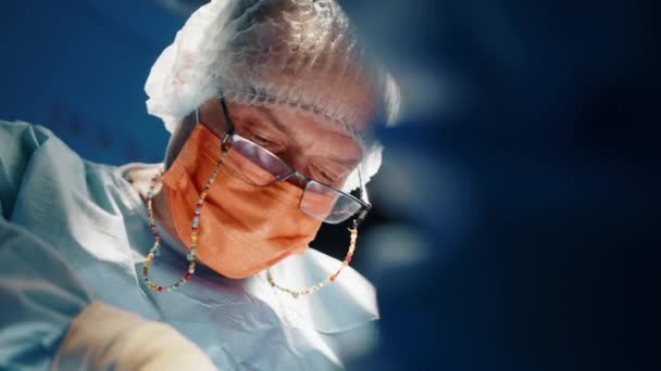 Ένα Κοντινό Πλάνο Του Κτηνιάτρου Γυαλιά Επικεντρώθηκε Μια Χειρουργική Επέμβαση — Αρχείο Βίντεο