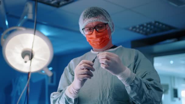 Zbliżenie Weterynarza Zakładającego Ostrze Skalpel Operacji Chirurgicznej Muszą Być Bardzo — Wideo stockowe