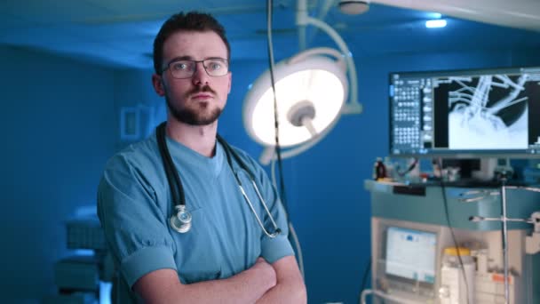 Steteskoplu Bir Veteriner Kameraya Ciddi Bir Bakışla Bakıyor Arkasında Röntgen — Stok video