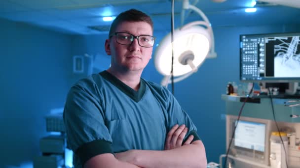 一位戴眼镜的兽医 面带严肃的表情看着摄像机 他身后有一个X光扫描仪 他是个了解自己工作领域的医学专家 — 图库视频影像