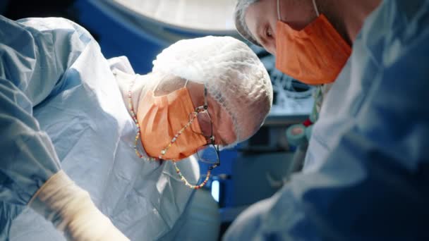 Primer Plano Del Veterinario Una Enfermera Que Realiza Una Cirugía — Vídeos de Stock