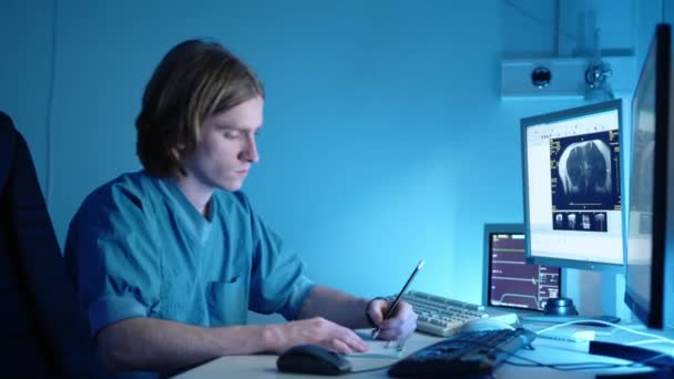 一位兽医在他的计算机上记录了他在磁共振图像上看到的东西 他把注意力集中在工作上 他在写一些东西 高质量的4K镜头 — 图库视频影像