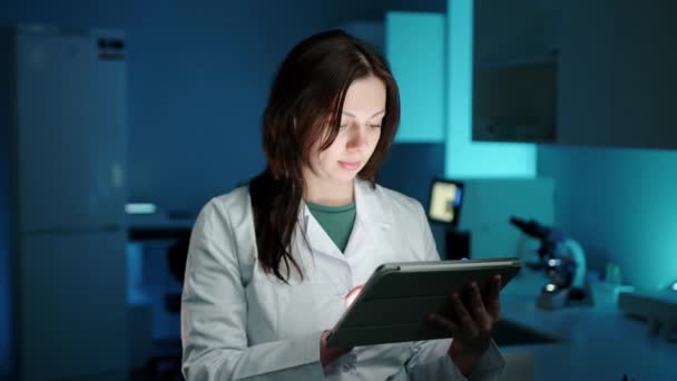 Une Femme Médecin Dans Laboratoire Sombre Travaillant Sur Quelque Chose — Video