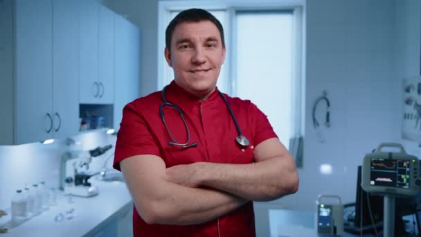 Middle Aged Professional Veterinarian Smiles Camera Modern Clinic Doctor Keeps — Stock Video