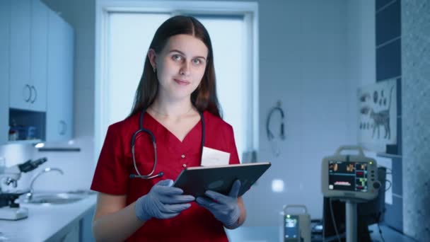 Primer Plano Joven Veterinaria Que Sostiene Tableta Toma Notas Sonríe — Vídeos de Stock