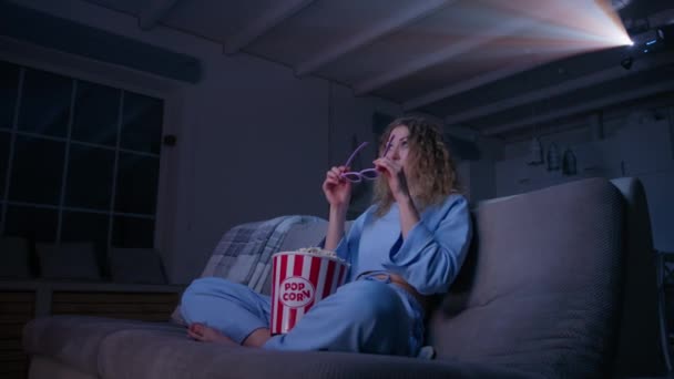 Mladá Žena Sleduje Film Projektoru Doma Běloška Brýlích Snaží Dotknout — Stock video