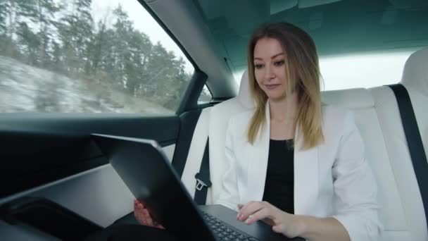 Donna Caucasica Giacca Cravatta Seduta Sul Sedile Posteriore Auto Donna — Video Stock