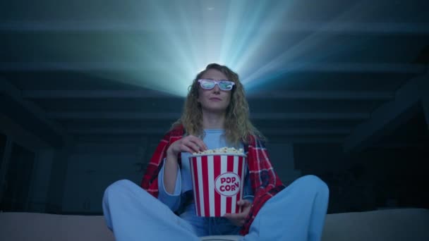 Boldog Kaukázusi Popcornt Eszik Filmet Néz Szemüvegben Egy Projektoron Otthon — Stock videók