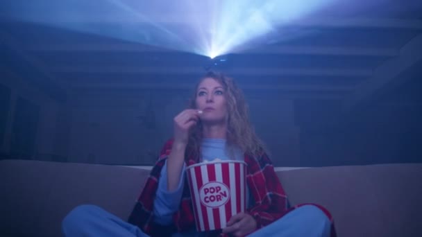 Wanita Berambut Keriting Menonton Konser Dengan Proyektor Makan Popcorn Dan — Stok Video