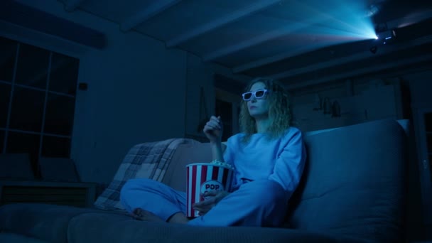 Młoda Biała Kobieta Ogląda Smutny Film Projektorze Domu Emocjonalna Kobieta — Wideo stockowe