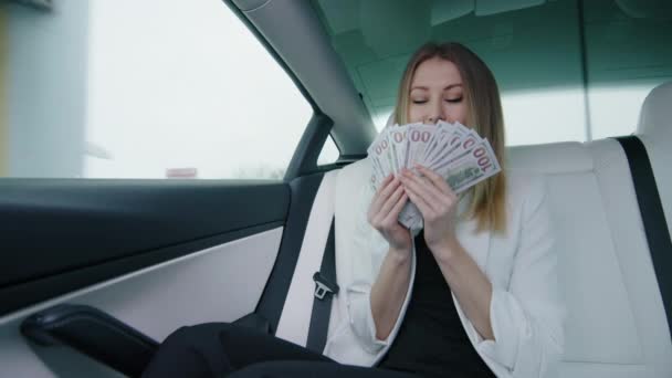 Una Donna Affari Caucasica Con Fan Fatto Banconote Dollaro Che — Video Stock