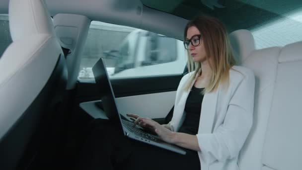 Biała Bizneswoman Pisząca Laptopie Tylnym Siedzeniu Białego Samochodu Młoda Kobieta — Wideo stockowe