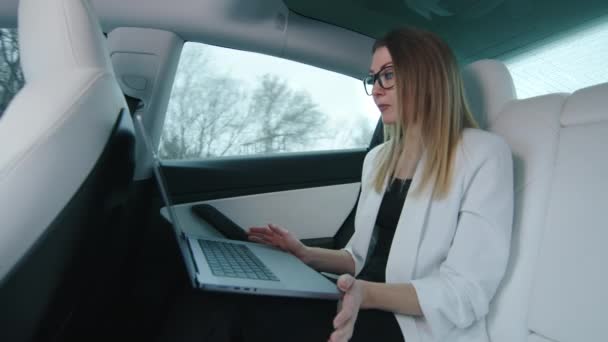 Eine Geschäftsfrau Verhandelt Auf Ihrem Laptop Auto Frau Weißen Blazer — Stockvideo